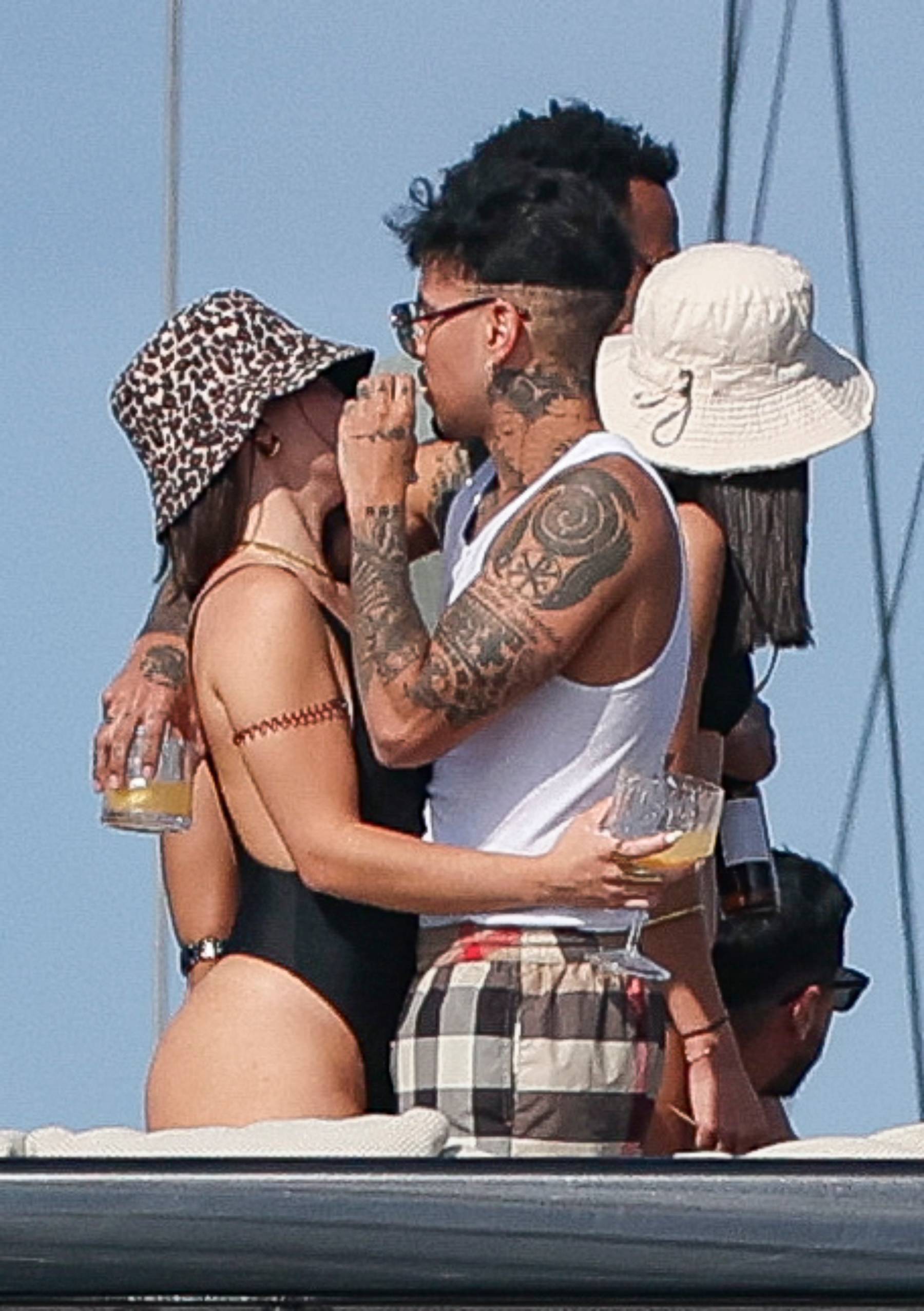 Rauw Alejandro junto a una misteriosa mujer durante unas vacaciones en Ibiza. (Foto: Gtres)