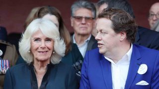 Tom Parker Bowles con su madre. (Foto: Gtres).