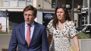 Martínez-Almeida y Teresa Urquijo por las calles de Valencia. (Foto: Gtres)