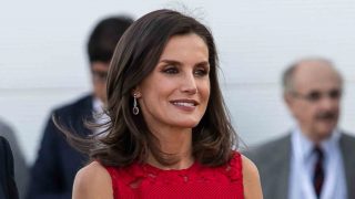 La Reina Letizia con unos pendientes de rubíes. (Foto: Gtres).