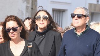 Paz Padilla en el funeral de su hermano Luis en Zahara de los Atunes. (Foto: Gtres)