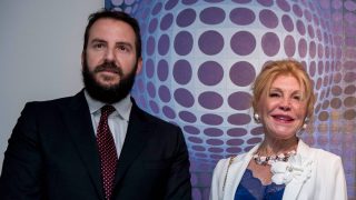 Carmen Cervera y Borja Thyssen durante la inauguración de la exposición ‘Víctor Vasarely: el nacimiento del Pop Art’ en Madrid. (Foto: Gtres)