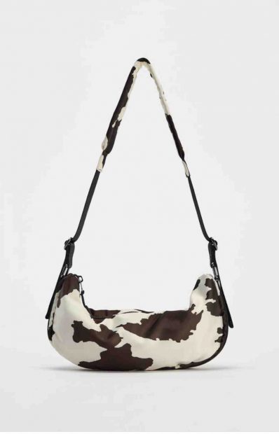 Bolso ovalado de Zara con etampado de vaca.