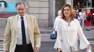 Maria Dolores de Cospedal e Ignacio López del Hierro durante el funeral de Fernando Domecq en Madrid. (Foto: Gtres)