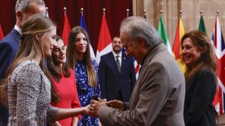 Joan Manuel Serrat con la Familia Real española en la audiencia a galardonados de los Princesa de Asturias, 2024.