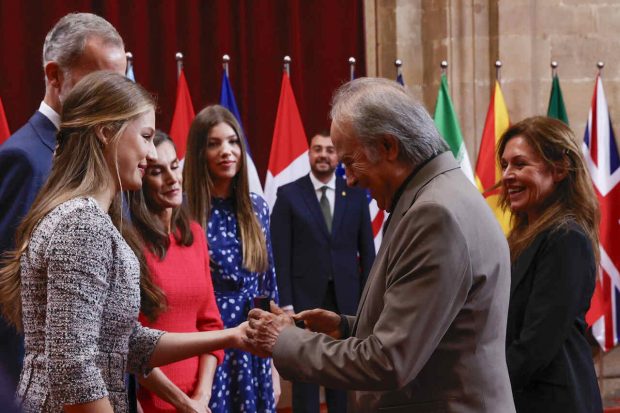 Joan Manuel Serrat en la audiencia del Hotel Reconquista con la Familia Real Española.