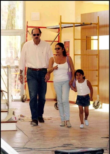 Isabel Pantoja, su hija y su entonces pareja Diego Gómez supervisando las obras del restaurante "La Cantora". (Foto: Gtres)