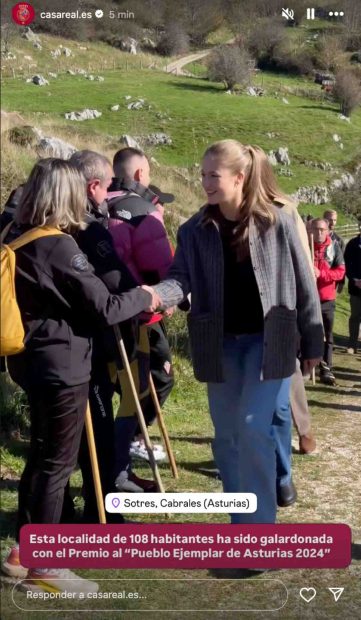 Leonor saludando a los habitantes de Sotres. (Foto: Gtres)