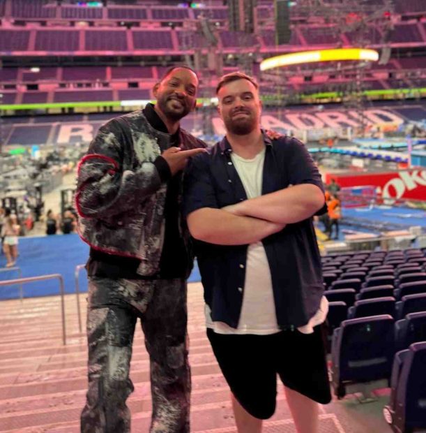 Ibai posa junto a Will Smith en un estadio. (Foto: Redes Sociales)