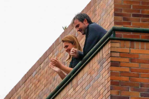 Carlota Corredera y Carlos de la Maza en el balcón de su casa en Madrid. (Foto: Gtres)