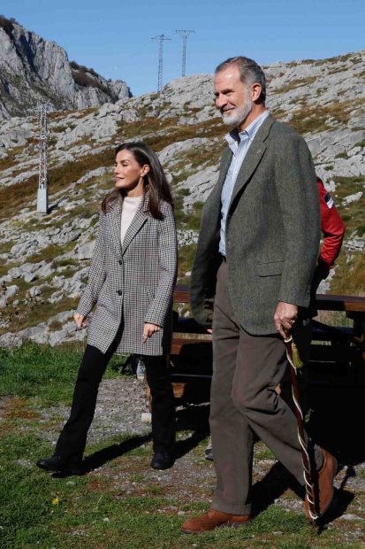 El Rey Felipe VI luce su bastón tradicional con impecable distinción. (Foto: Gtres)