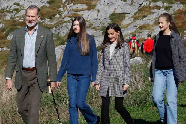 La Familia Real, recorriendo a pie el pintoresco pueblo de Sotres, en el concejo de Cabrales. (Foto: Gtres)