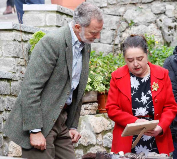 Ana María Moradiellos, la propietaria de "La Gallega", vestida con un abrigo rojo, saluda cálidamente a la infanta Sofía. (Foto: Gtres)