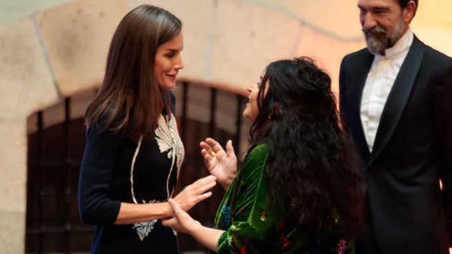 La Reina Letizia con Lita Cabellut. (Foto: Gtres).