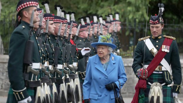 La reina Isabel II y Johnny Thompson