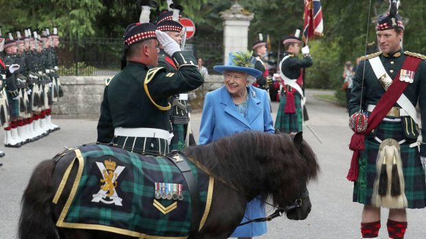 La reina Isabel II y Johnny Thompson