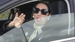 Rossy de Palma a su llegada a la boda de Víctor Elías y Ana Guerra. (Foto: Gtres)