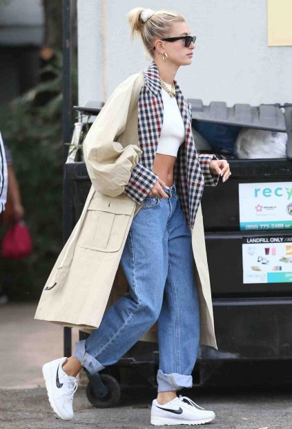 Hailey Bieber usando una gabardina. (Foto: Gtres)