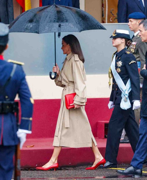 El Día de la Hispanidad, celebrado el 12 de octubre, Letizia optó por lucir una elegante gabardina beige. (Foto: Gtres)