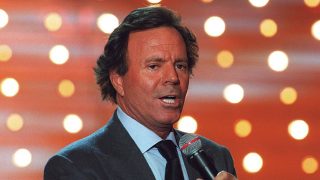 Julio Iglesias durante uno de sus conciertos. (Foto: Gtres)