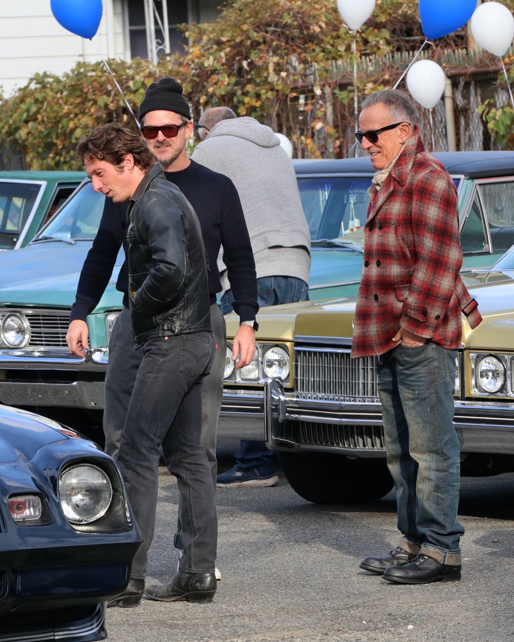 Jeremy Allen White y Bruce Springsteen durante un rodaje. (Foto: Gtres)