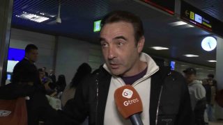 Enrique Ponce en el aeropuerto de Madrid. (Foto: Gtres).