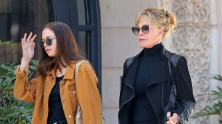 Stella del Carmen y Melanie Griffith en Los Ángeles. (Foto: Gtres)