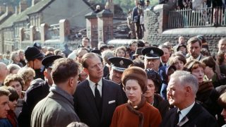 La Reina Isabel II visita Aberfan con su marido el duque de Edimburgo. (Foto: Getty).