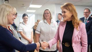 Sarah Ferguson en una visita a un hospital. (Foto: Gtres).