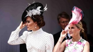 Kate Middleton y Sophie, Duquesa de Edimburgo, durante el servicio anual de la Orden de la Jarretera. (Foto: Gtres)