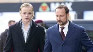 El príncipe Haakon de Noruega con Marius Borg. (Foto: Gtres).