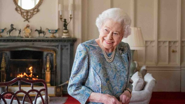 La Reina Isabel II en una foto de archivo. (Foto: Gtres)