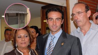 Enrique Ponce y sus padres en Chiva. (Foto: Gtres)