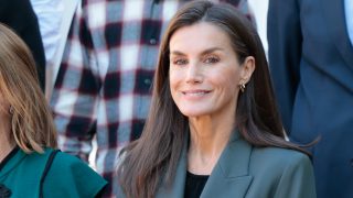 La Reina Letizia en el Palacio de la Zarzuela con los pendientes de la firma afectada por la DANA. (Foto: Gtres).