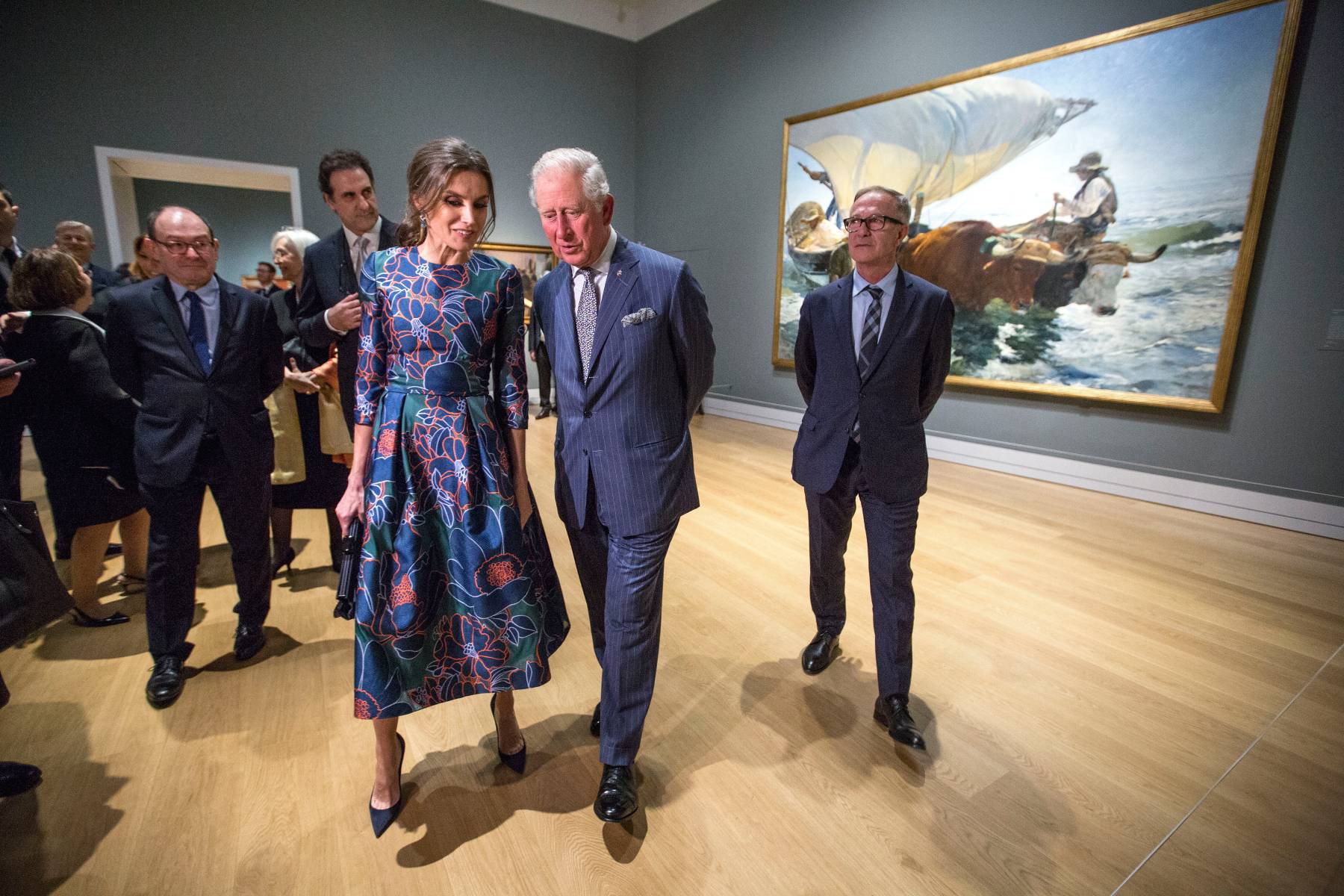 La Reina Letizia y Carlos III en un museo. (Foto: Gtres)