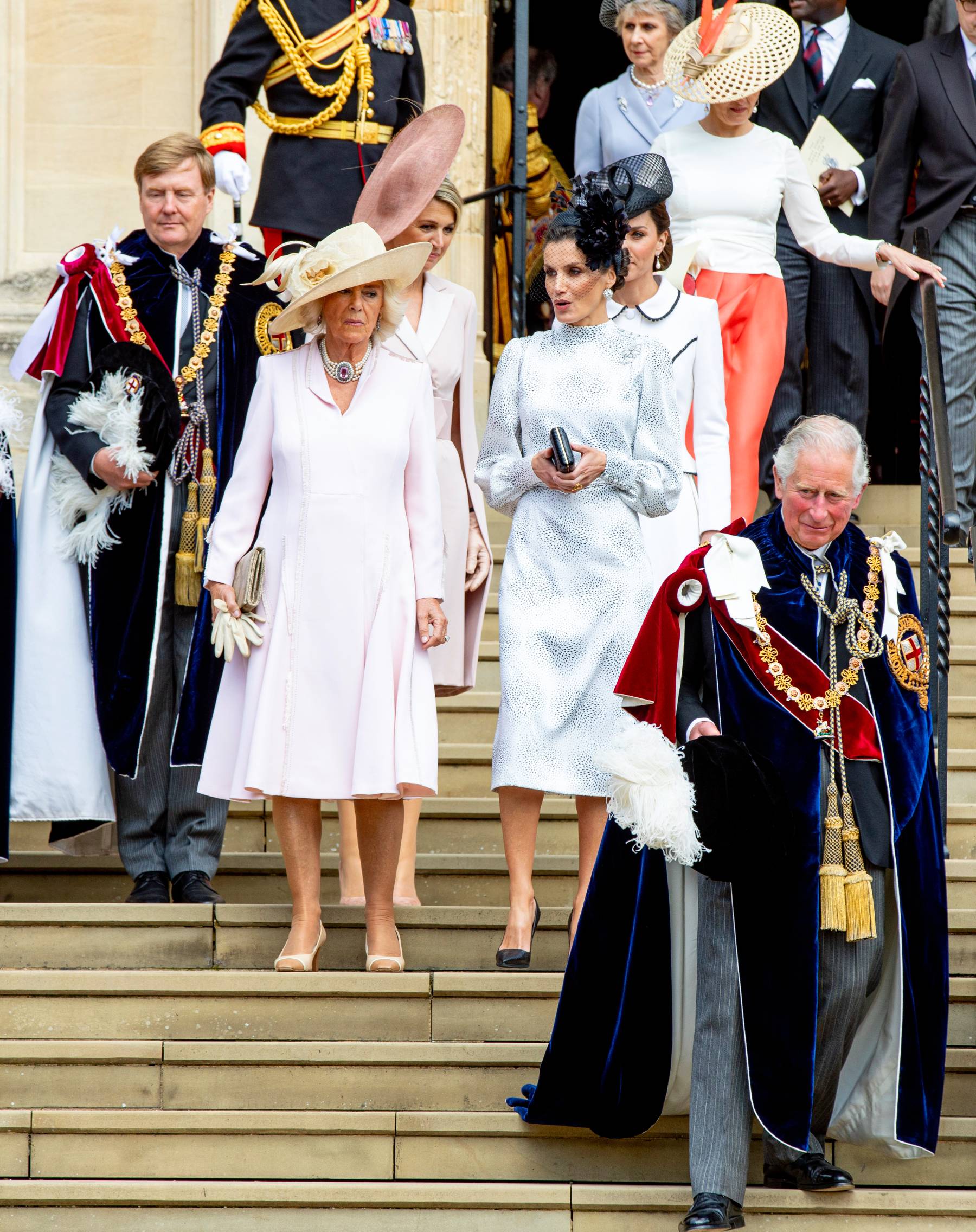 La Reina Letizia con el rey Carlos III y Camila. (Foto: Gtres)