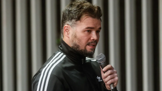 Gabriel Rufián con el chándal con el que acudió al Congreso. (Foto: Europa Press).