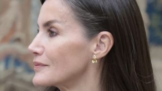 La Reina Letizia con unos pendientes Singularu