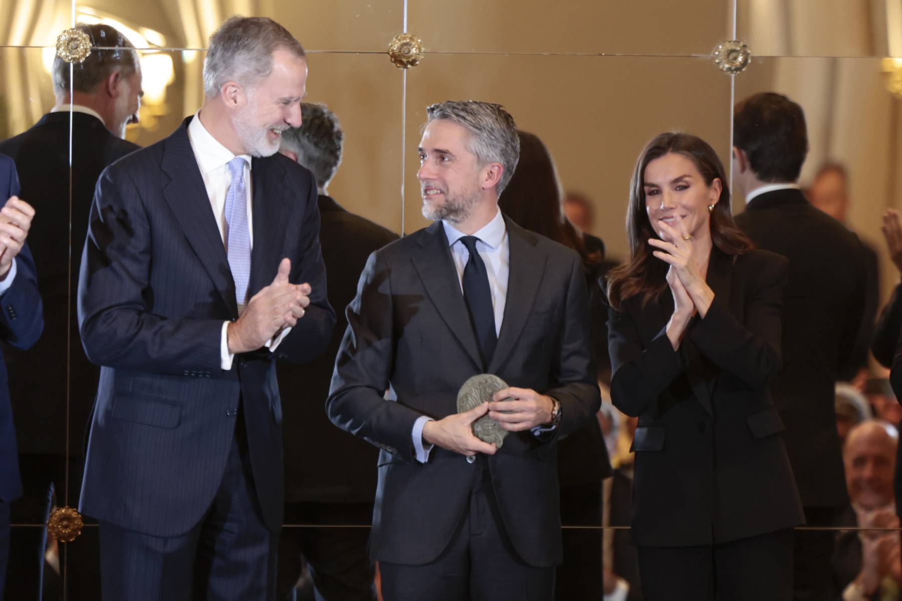 Los Reyes y Carlos Franganillo en la entrega del Premio de Periodismo Francisco Cerecedo. (Foto: Gtres)