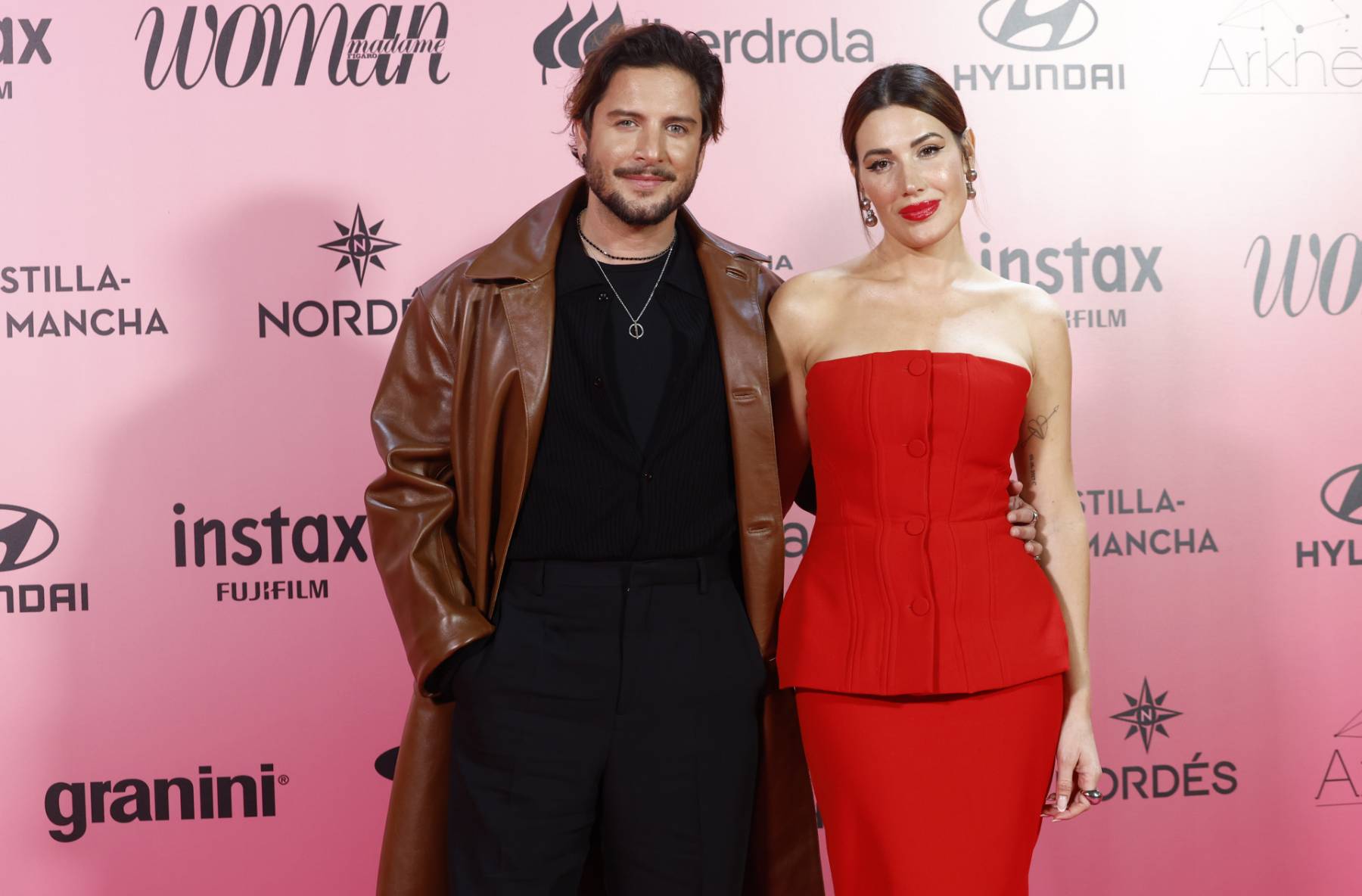 Manuel Carrasco y Almudena Navalon en los premios Woman. (Foto: Gtres)