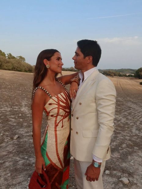 María Pombo y Pablo Castellano posó juntos en una boda, derrochando estilo y complicidad. (Foto: Redes Sociales)