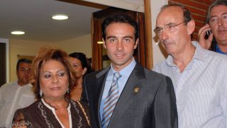 Enrique Ponce junto a sus padres. (Foto: Gtres)