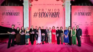 Todos los galardonados en los VIIII Premios Woman con la vicepresidenta del grupo y la directora de la revista, Mayka Sánchez (Foto: Cortesía Woman).