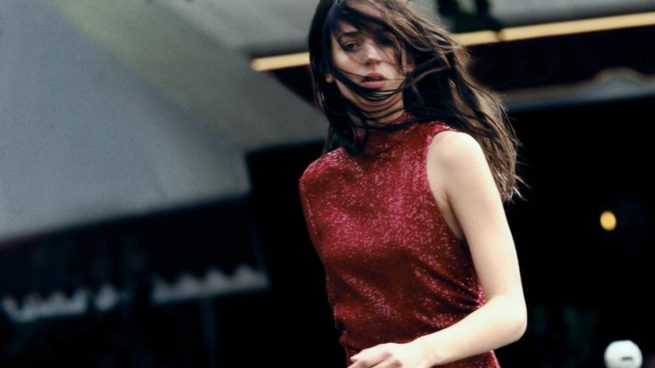 Rojo y de lentejuelas: el vestido de Zara con el que vas a deslumbrar en todas las cenas de Navidad