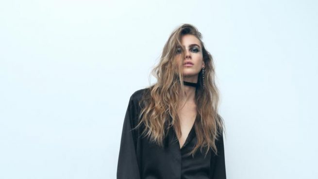 La camisa de Zara de 20€ que todas las mujeres elegantes van a llevar en Navidad: disimula la tripa y eleva cualquier look