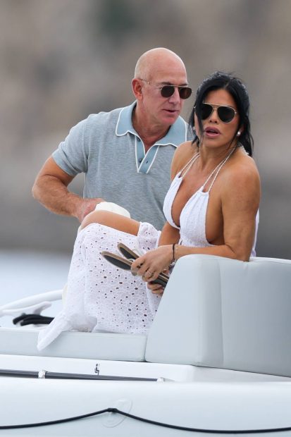 Jeff Bezos y Lauren Sánchez en Ibiza. (Foto: Gtres)