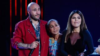 Isabel Pantoja con sus hijos, Kiko e Isa, en el programa ‘Supervivientes’. (Foto: Gtres)