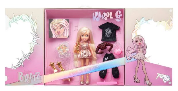 El packaging de la Bratz de Karol G.