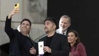 Los Reyes Felipe y Letizia con Estopa. (Foto: Gtres)