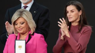 Terelu Campos y la Reina Letizia en el acto de entrega de las Medallas de Oro al Mérito en las Bellas Artes 2023. (Foto: Gtres)